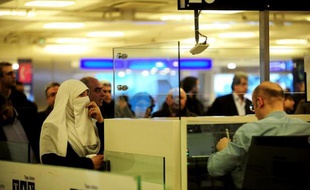 Des personnes attendent pour embarquer à l'aéroport d'Istanbul, le 29 janvier 2015
