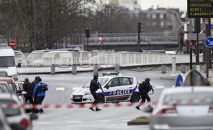 Les forces armées interviennent à Porte de Vincennes alors que cinq personnes sont prises en otage par un tireur qui serait également l'auteur de la fusillade de Montroug