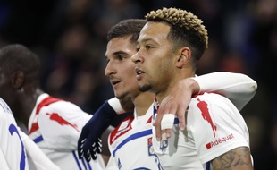 Memphis Depay et Houssem Aouar lors du match OL-Bordeaux, le 3 novembre 2018.