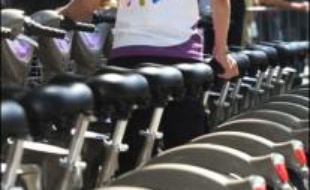 Le soleil était-il trop ardent ? Ou Paris s'est-il déjà vidé pour les vacances au lendemain du 14 juillet ? Peu avant 14H00, quatre bicyclettes seulement sur 39 disponibles avaient trouvé preneurs devant le Louvre des Antiquaires, non loin du Palais Royal et du Conseil d'Etat.