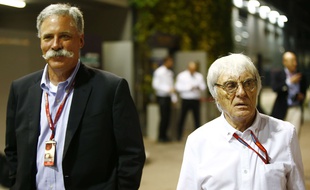 Chase Carey et Bernie Ecclestone, le nouveau et l'ancien patron de la Formule 1, en visite lors du GP de Singapour le 18 septembre 2016.