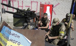 Des soldats ukrainiens du bataillon volontaire du Donbass, le 4 août 2014 à Popasna, près de Lougansk