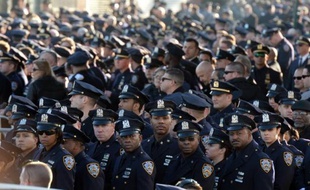 Des policiers le 27 décembre 2014 à New York aux funérailles de l'officier de police Rafael Ramos, assassiné en pleine rue à Brooklyn