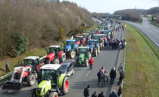 Venus de tout le Grand Ouest, les agriculteurs ont bloqué la rocade de Rennes mercredi.