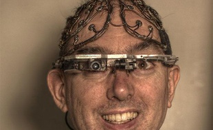 Steve Mann présente plusieurs de ses inventions, dont des lunettes à réalité augmentée.