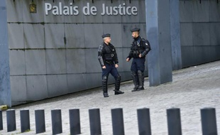 Deux policiers devant le palais de justice de Nantes, le 23 février 2016