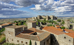 Depuis l’église Santa Maria la Mayor, la vue court de l’Alcazaba de Trujillo jusqu’à la campagne où le redoutable Pizarro fit ses premiers pas.