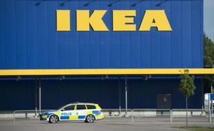 Une voiture de police suédoise, devant l'Ikea de Vasteras, à l'ouest du pays, le 10 août 2015