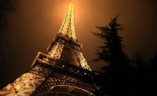 La tour Eiffel dans un brouillard nocturne, le 28 février 2013