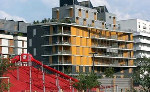 Immeubles récents, allée Henri Frenay à Grenoble, dans la ZAC de Bonne.