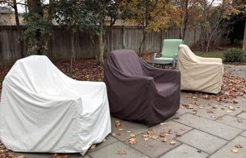 Des fauteuils de jardin protégés pour l’automne ? Cette housse imperméable repérée à 4,99 € chez GiFi fait le job sans casser le budget