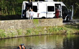 Un plongeur de la gendarmerie sonde l’étang de Briord, à Port-Saint-Père (Loire-Atlantique), où un tronc humain – probablement celui de Laëtita Perrais - été retrouvé le 9 avril 2011.