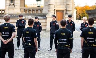 Les équipes G2 Esports (de dos) et FunPlus Phoenix (de face) posent dans Paris avant la finale «League of Legends» dimanche à Bercy