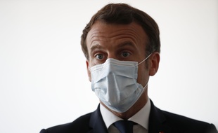 Emmanuel Macron porte un masque lors d'une visite d'une maison de santé à Pantin, le 7 avril.