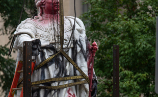La statue de Louis XVI, vandalisée à Louisville après des manifestations contre les violences policières et raciales aux Etats-Unis.