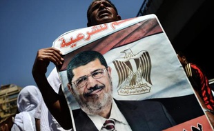 Ce partisan de Mohammed Morsi montre un portrait du président destitué lors d'une manifestation au Caire le 30 août 2013
