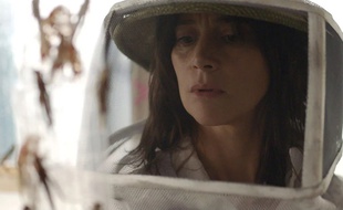 Suliane Brahim dans le film La Nuée.