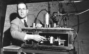 Charles Townes devant un maser, en 1955, qui précède le laser.
