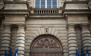 L'entrée du Sénat, le 25 septembre 2011 à Paris. // V. WARTNER / 20 MINUTES
