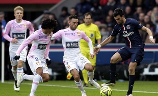 Adrien Thomasson, ici au centre, face au Parisien Javier Pastore, devrait signer un contrat de trois ans avec le FC Nantes.