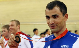 Le pistard français, Michael Bourgain reçoit sa médaille de bronze lors des JO de Pékin, le 19 août 2008.