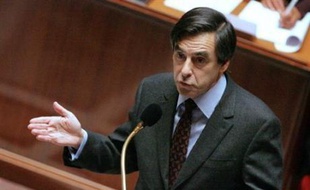 François Fillon a exhorté mardi les députés UMP à "une très grande solidarité" avec le gouvernement et les a prévenus qu'ils allaient devoir "attacher leurs ceintures" face aux turbulences sociales de novembre, selon des participants à la réunion du groupe UMP.