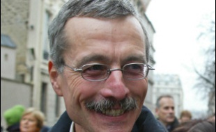 L'enquête sur le corbeau qui a faussement accusé des personnalités, dont Nicolas Sarkozy, d'avoir des comptes occultes à l'étranger, via la société Clearstream, a connu jeudi un développement spectaculaire avec des perquisitions à EADS et chez un ex-patron du renseignement français.