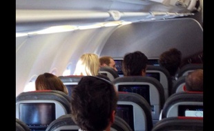 Capture d'écran d'un tweet du journaliste Eli Ross, montrant le prince William dans un avion en classe économique.