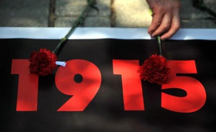 A Istanbul, le 24 avril 2013, des oeillets rouges déposés sur la date anniversaire du génocide arménien de 1915, dont l'existence est reconnue par de nombreux pays, mais pas par la Turquie