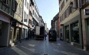 Se déplacer à pied ou à vélo dans le centre-ville de Strasbourg nécessite souvent de se faufiler au milieu des camions le matin.