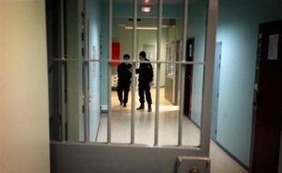 La famille du détenu de 19 ans, tué début mars à la maison d'arrêt de Valence, très vraisemblablement par son codétenu, va porter plainte contre X pour "non-assistance à personne en danger", a annoncé lundi leur avocate, Marie-Christine Buffard.