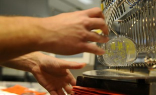 Un employé de l'entreprise Essilor préparent des verres anti-reflets, le 19 janvier 2015 au laboratoire des "verres spéciaux" à Ligny-en-Barrois