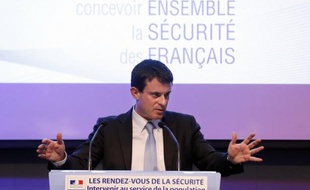 Le ministre de l'Intérieur, Manuel Valls, interrogé dans Le Parisien vendredi sur la fermeture d'une partie des quais de Seine à la circulation à Paris, a demandé de "tenir compte des difficultés qu'éprouvent les banlieusards".