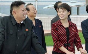 Le leader nord-coréen Kim Jong-Un et sa femme, Ri Sol-ju, lors d'une visite à Pyongyang le 25 juillet 2012.