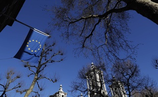 Un drapeau européen devant les bureaux de l'Union européenne à Londres.