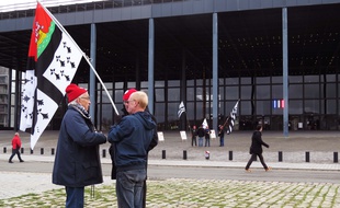 Des militants bretons membres du mouvement Bonnets rouges se sont rassemblés le 27 janvier devant le palais de justice de Nantes