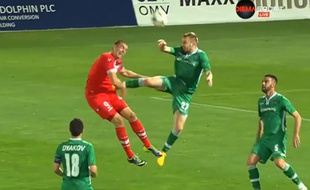 Un défenseur du Ludogorets Razgrad (Bulgarie) envoie un coup de pied aérien à un adversaire, le 4 avril 2015.