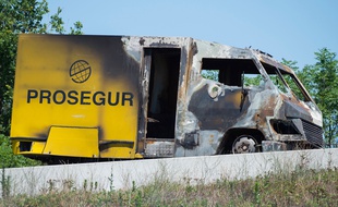 Le fourgon blindé de Prosegur, ce mercredi au niveau de Saint-Laurent-de-Mure (Rhône), après la tentative de braquage de trois assaillants. ROMAIN LAFABREGUE