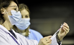 Illustration de médecins en train de vacciner à Rennes.