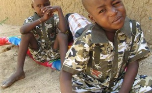 Un couple de Français, originaires des Pyrénées-Orientales (sud) qui devait accueillir l'un des enfants que l'Arche de Zoé entendait transférer en France depuis le Tchad a porté plainte contre l'association, dont il dénonce les pratiques dans une interview publiée vendredi par un quotidien, L'Indépendant.
