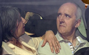 Dany Leprince quitte la maison centrale de Poissy, le 8 Juillet 2010, en compagnie de sa nouvelle épouse, Béatrice.