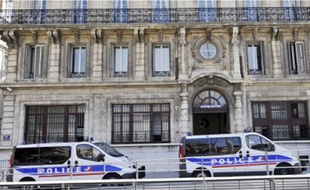 Les six fonctionnaires sont soupçonnés d'avoir renseigné des membres de la pègre.