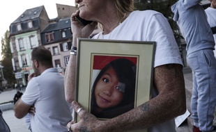 Une femme tient le portrait de Sophie Le Tan, à Strasbourg, le 18 octobre 2019.