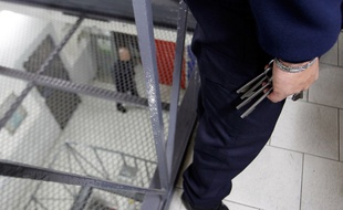Un surveillant de prison dans l'établissement d'Ajaccio, en Corse.