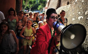 Costume ajusté, le clown Mazarine parcourt les rues des villages en quête de sujets politiques.