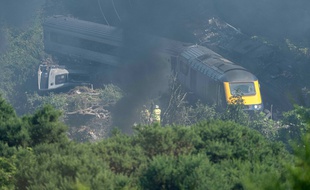 Les services de secours écossais sur les lieux du déraillement d'un train près de Stonehaven, le 12 août 2020.