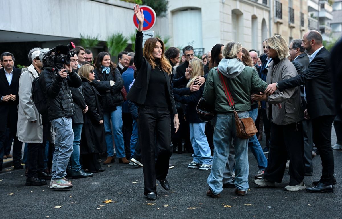 Famille au complet, fans anonymes, hommes politiques... Les images du départ en prison de Nicolas Sarkozy