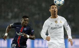 Cristiano Ronaldo face à Serge Aurier lors du match de Ligue des champions entre le PSG et le Real Madrid, le 21 octobre 2015.