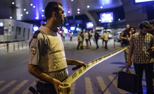 Un policier turc met en place une zone de sécurité à l'aéroport Atatürk, le mardi 28 juin.