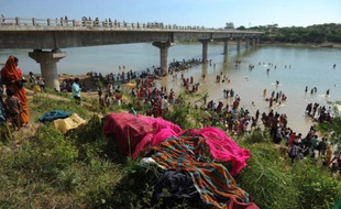 Le bilan d'une bousculade dans le centre de l'Inde, en marge d'une fête religieuse, est passé lundi à au moins 115 morts et la presse s'indignait en rappelant qu'un accident similaire, au même endroit, avait déjà causé des dizaines de décès en 2006.